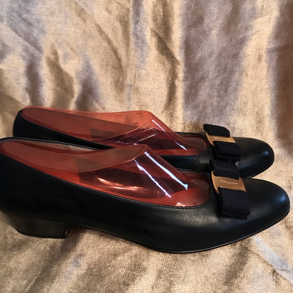 Salvatore Ferragamo Navy Vara Pump - Picture 5 of 8